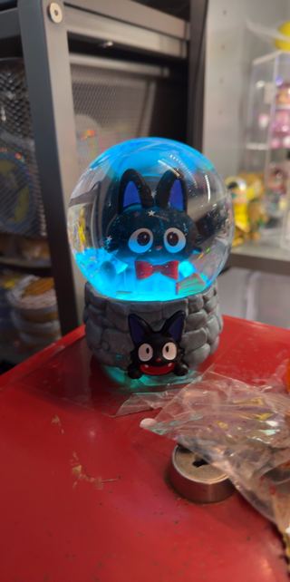 z Snow globe cat
