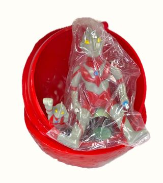 Ultraman & Meteor With Contents + (Beta Capsule & Small Ultraman keychain)+more collectible